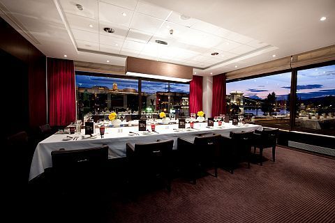 Panorama och restaurangen i det lyxiga hotellet Sofitel Budapest Chain Bridge 