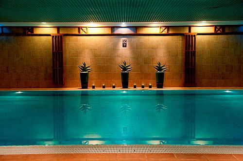 Simbassäng, 2 bastur, gym, massage, och skönhetssalong i Sofitel Budapest 