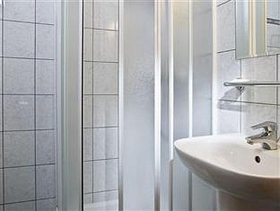 Jagello Hotel i Budapest - rum med dusch i badrummet