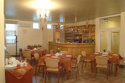Restaurangen i Hotell Seni - med ett modernt utseende för billigt pris