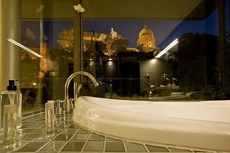 Romantisk atmosfär med fantastisk utsikt från Hotell Lanchid  19 i Budapest