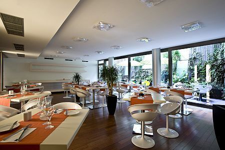 Designade möblerna, ungerska och internationella vinspecialiteter i restaurangen av Hotell Lanchid 19 i Budapest