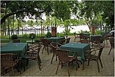 Alfa Art Hotell - hotellets terass med panoram över Duna, i vacker grönt omgivning 