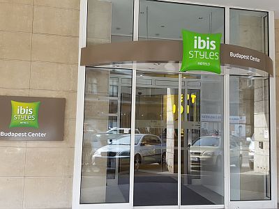 Ibis Styles Budapest Center - Entrén av det fyrstjärniga hotellet